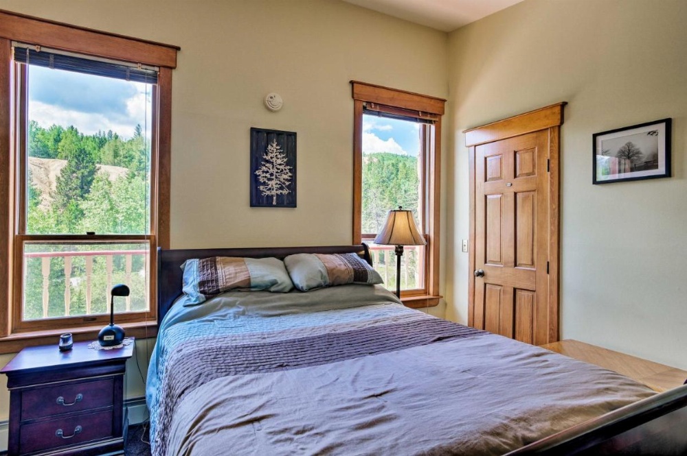 Cozy Home with Deck and Mountain Views, Walk to Casinos Image 11