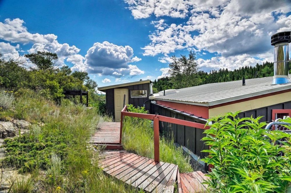 Cozy Home with Deck and Mountain Views, Walk to Casinos Image 12