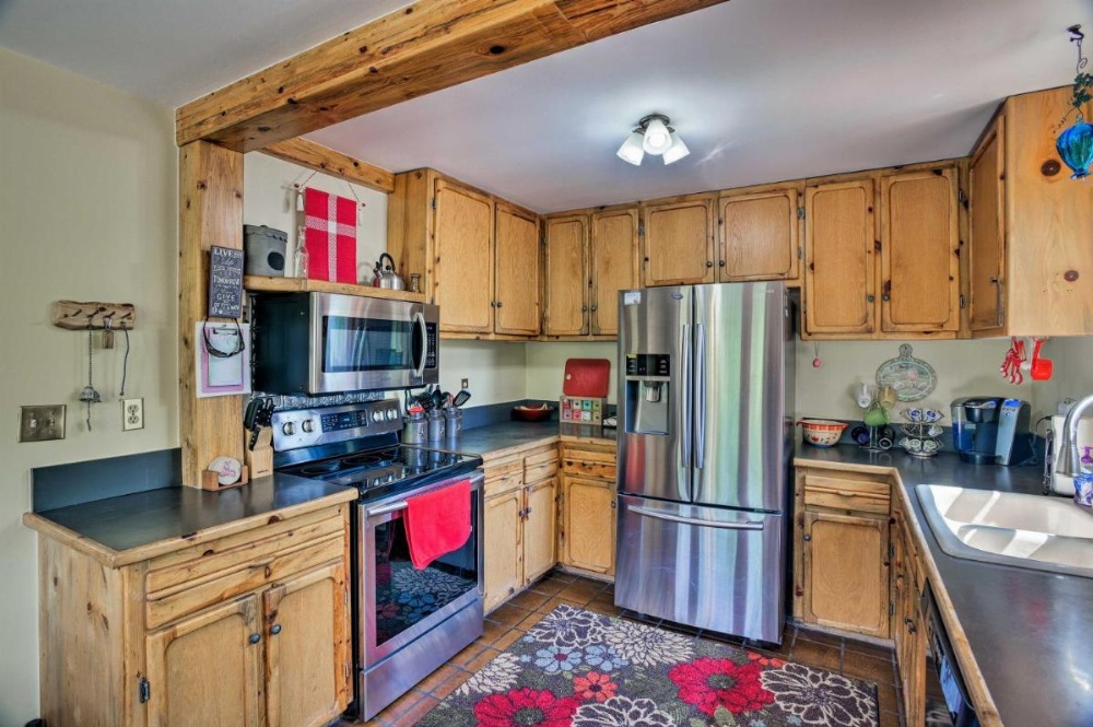 Cozy Home with Deck and Mountain Views, Walk to Casinos Image 14