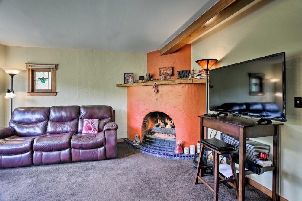 Cozy Home with Deck and Mountain Views, Walk to Casinos Image 16