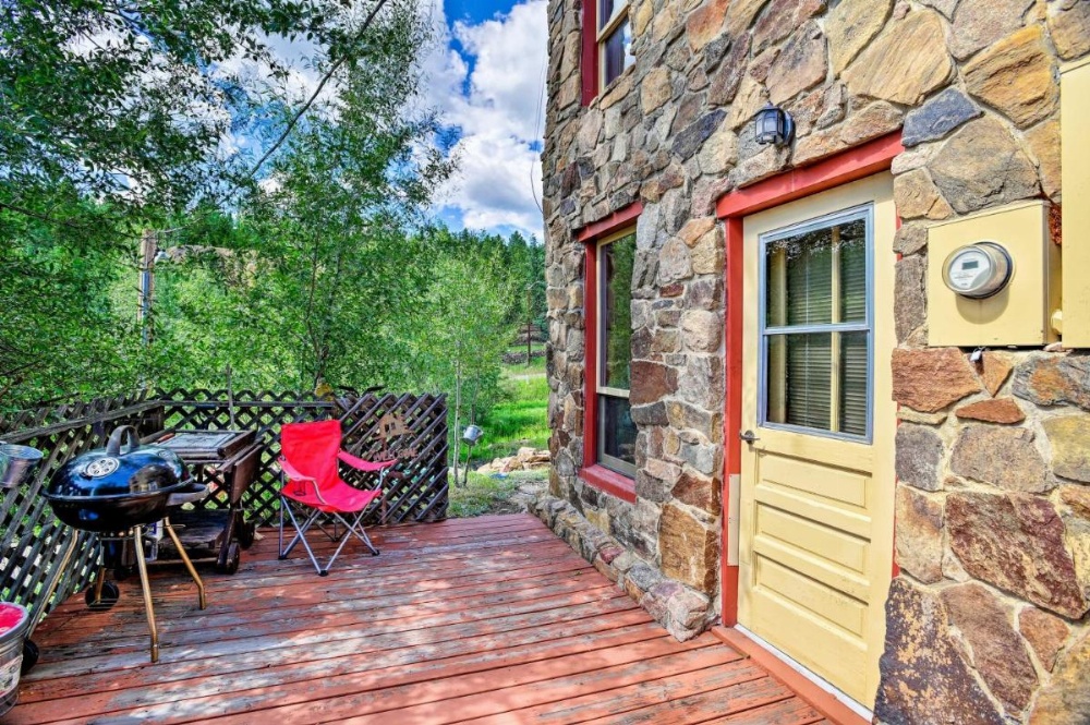 Cozy Home with Deck and Mountain Views, Walk to Casinos Image 17