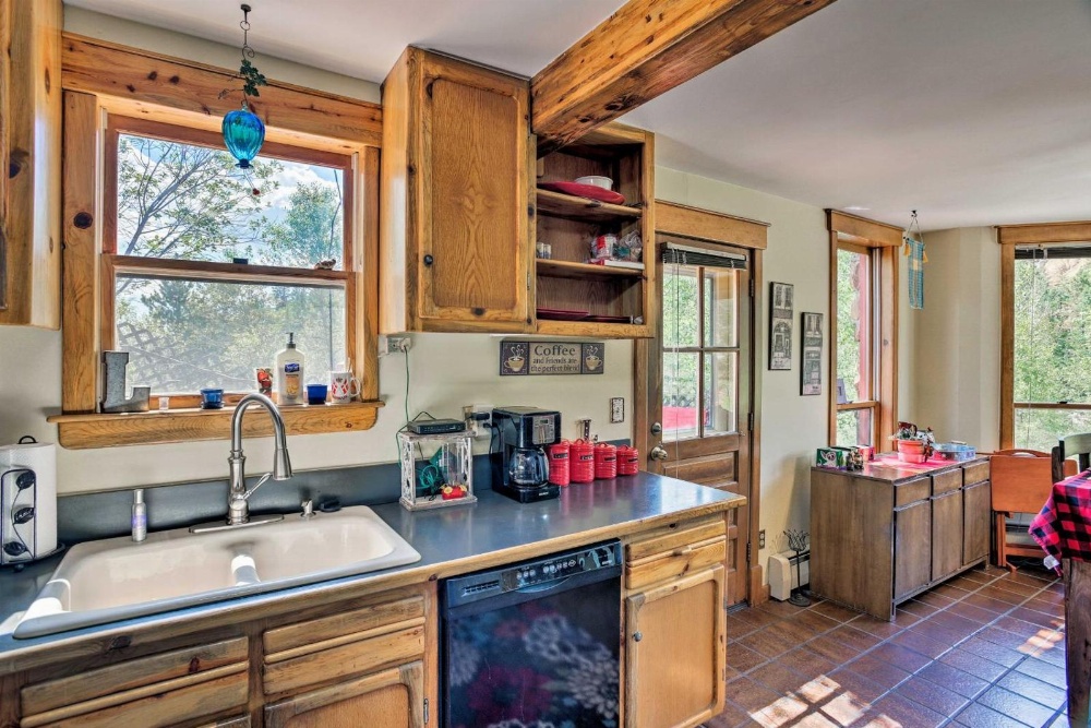 Cozy Home with Deck and Mountain Views, Walk to Casinos