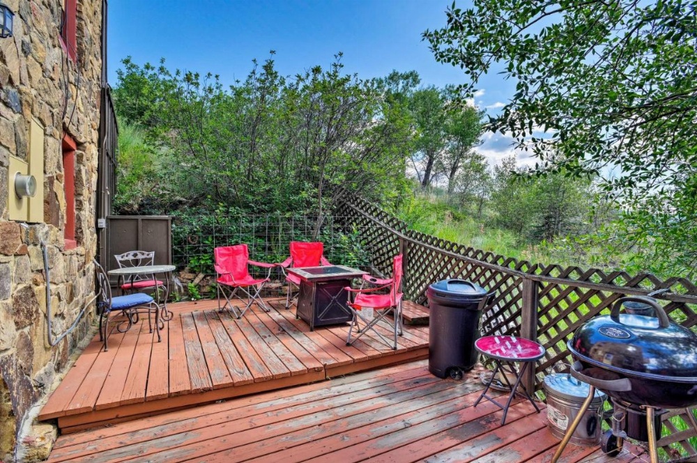 Cozy Home with Deck and Mountain Views, Walk to Casinos Image 6