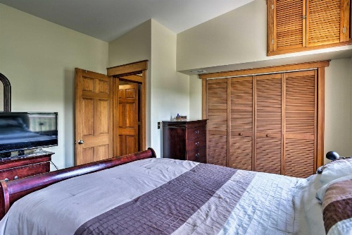 Cozy Home with Deck and Mountain Views, Walk to Casinos image 8